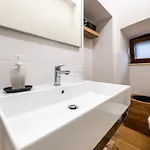 Guesthost - Bright And Modern アパート スポレート