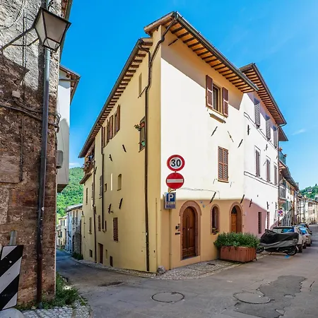 Guesthost - Bright And Modern Spoleto