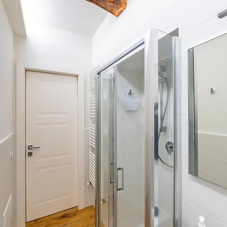 Guesthost - Bright And Modern アパート