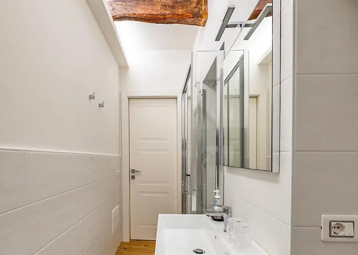 Guesthost - Bright And Modern Apartament *